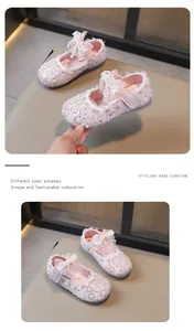 Primer plano de los zapatos de princesa rosa con brillantes diamantes y lazo de perlas