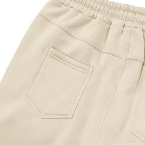 Primer plano del bolsillo trasero y la cintura elástica de los pantalones cargo beige grueso