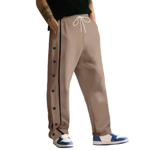 Vista detallada de los pantalones deportivos hip-hop para hombre con botones laterales