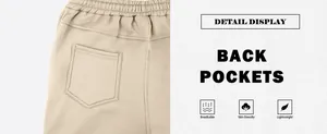 Vista detallada del bolsillo trasero en joggers de forro polar beige con iconos de funciones