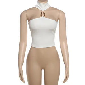 Dettaglio del crop top bianco a costine con scollo all'americana e anello d'oro.