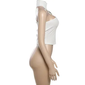 Vista laterale di un top corto bianco sexy senza maniche con scollo all'americana aderente