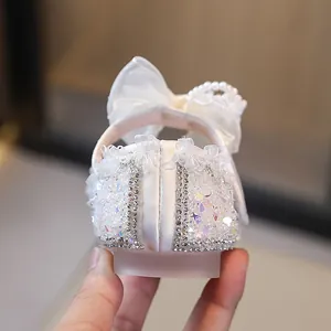 Elegantes zapatos de princesa blancos brillantes para niñas con un lazo de encaje y perlas