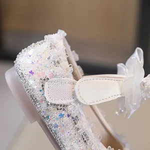 Elegantes zapatos de princesa blancos con brillantes y detalles de flores de encaje para niñas