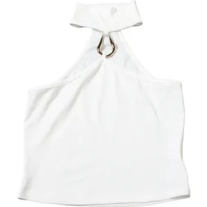Vista dettagliata del crop top bianco a costine con scollo all'americana e anello d'oro.