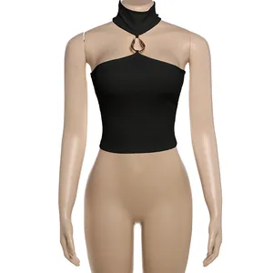 Dettaglio di un crop top nero a lupetto con fibbia dorata e trama a costine