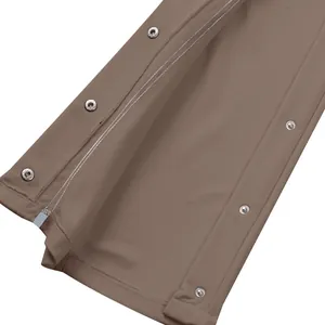 Primer plano del cierre lateral con botones a presión en este pantalón de baloncesto pesado.