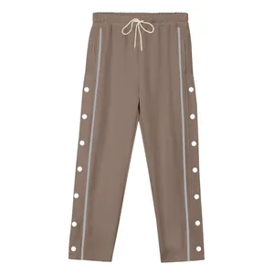 Detalle de los pantalones de chándal hip-hop americanos con botones de presión
