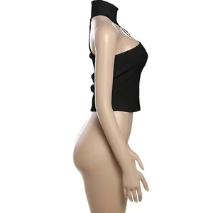Vista laterale di un crop top nero con scollo all'americana su un manichino moda