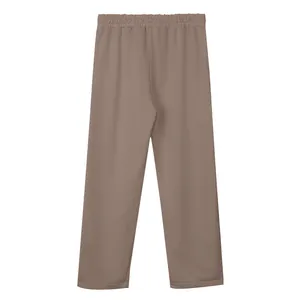 Vista posterior de pantalones de chándal marrones con cintura elástica