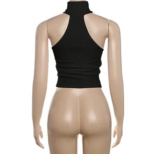 Vista posteriore di un crop top nero aderente con scollo all'americana su un manichino