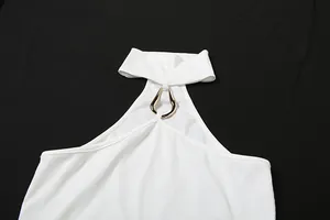 Dettaglio ravvicinato del top bianco a coste con scollo all'americana e anello in metallo oro