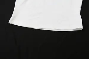 Dettaglio ravvicinato dell'orlo a costine bianco di un crop top estivo aderente
