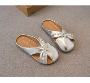 Elegantes zapatillas de princesa plateadas para niñas con perlas y suelas blandas.