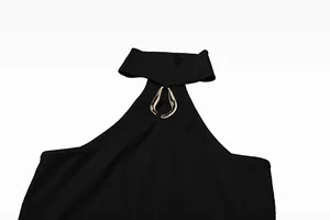 Primo piano del top nero a costine con scollo all'americana e anello in metallo