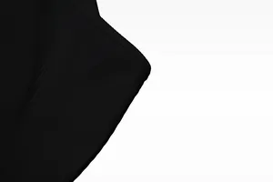 Vista macro che mostra la trama dettagliata del tessuto a coste nero di questo top