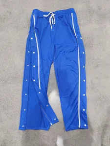 Pantalones de baloncesto azules con rayas laterales blancas y botones de presión metálicos