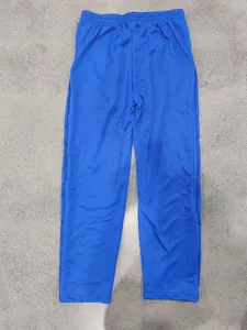 Vista completa de pantalones deportivos azul brillante con cintura elástica para hombre.