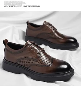 Λεπτομερής όψη καφέ ανδρικών παπουτσιών Brogue με διάτρητα σχέδια και χοντρή σόλα