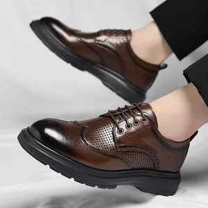 Ανδρικά καφέ δερμάτινα παπούτσια Brogue με διάτρητα σχέδια για καλοκαιρινή χρήση.