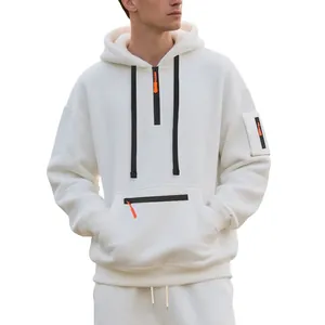 Detailansicht eines schweren Fleece-Hoodies in Weiß mit orangefarbenen Reißverschlüssen