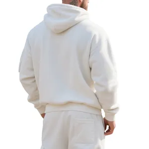 Detaillierte Rückansicht eines hochwertigen cremefarbenen Herren-Kapuzenpullover-Sets