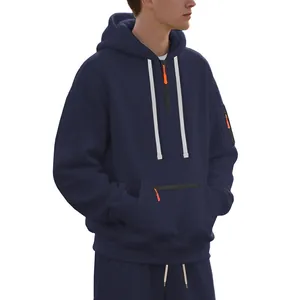 Seitenansicht eines schweren marineblauen Fleece-Hoodies mit orangefarbenen Zippern