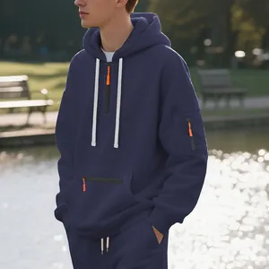 Marineblauer Herren-Kapuzenpullover mit orangefarbenen Reißverschluss-Akzenten im Park