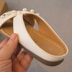 Elegantes chanclas de verano para niñas con perlas y una cómoda suela blanda.