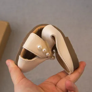 Sandalias suaves y flexibles para niña con perlas decorativas y suela de verano