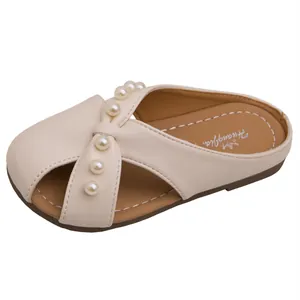 Elegantes zapatillas crema para niñas con perlas y suelas blandas para el verano.