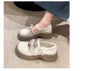 Detalle de zapatos Mary Jane crema para niña con lazo y suela de plataforma gruesa