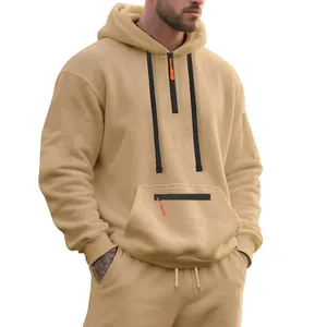 Detailansicht eines schweren beige Kapuzenpullover-Sets für Herren mit Fleece-Futter