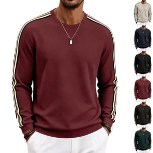 Gros plan sur la texture gaufrée d'un sweat-shirt pour homme à col rond et rayures