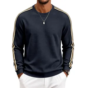 Vue détaillée du sweat-shirt bleu marine en maille gaufrée avec rayures contrastées