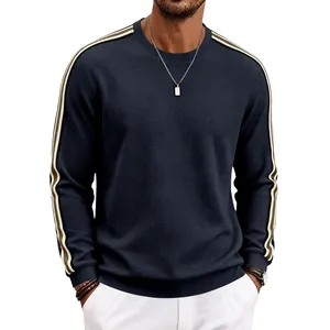 Vue détaillée de la texture gaufrée marine et des rayures latérales du sweat pour homme