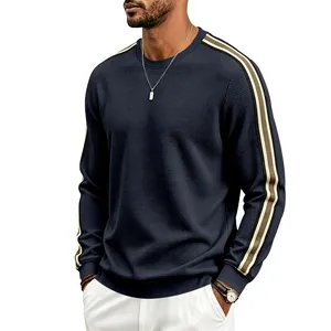 Vue détaillée d'un sweat-shirt bleu marine pour homme avec maille gaufrée et bandes