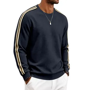 Vue détaillée d'un sweat-shirt bleu marine à col rond en maille gaufrée avec bande