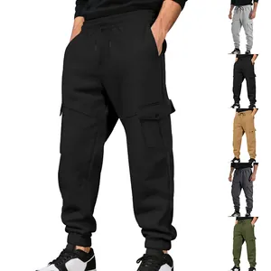 Gedetailleerde weergave van heren fleece cargo joggingbroek in zwart met kleuropties.