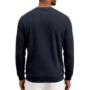 Vue arrière d'un sweat-shirt en maille gaufrée bleu marine avec rayures latérales.