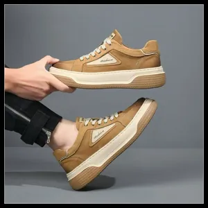Κοντινό πλάνο καφέ δερμάτινων ανδρικών sneakers με χοντρές σόλες και λογότυπο.