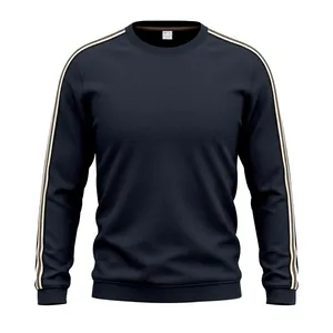Détail du sweat-shirt bleu marine à texture quadrillée et rayures sur l'épaule