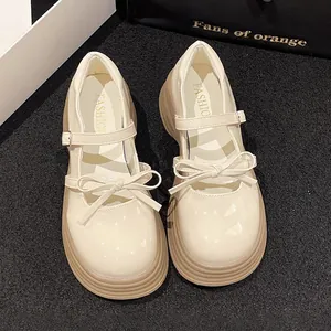 Elegante gebroken witte Mary Jane schoenen voor meisjes met dikke zool en strikdetail.