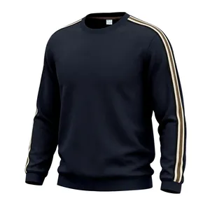 Vue détaillée d'un sweat-shirt bleu marine à maille gaufrée pour homme avec bandes rayées