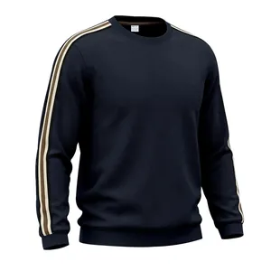 Vue détaillée de la texture gaufrée bleu marine et des manches rayées de ce sweat-shirt.
