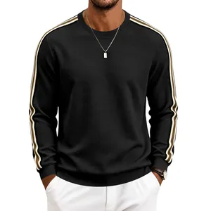 Vue détaillée d'un sweat-shirt noir en maille gaufre avec des bandes de contraste élégantes