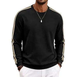 Détail d'un sweat-shirt noir pour homme avec texture gaufrée et bandes latérales