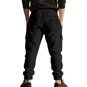 Achteraanzicht van de zwarte heren cargo joggingbroek met fleecevoering en zakken