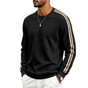 Détail d'un sweat-shirt noir en maille gaufrée pour homme avec rayures sportives