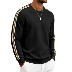Gros plan sur un sweat-shirt noir en maille gaufrée avec bandes athlétiques sur les manches